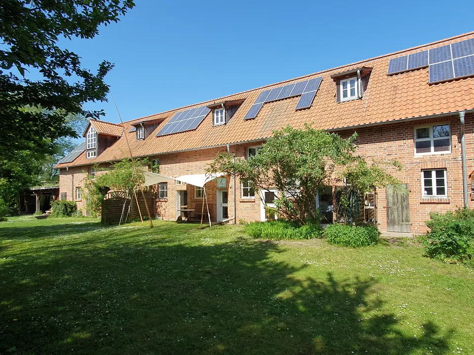 Außenansicht des langgestreckten Klinker-Resthofs in Groß Heide