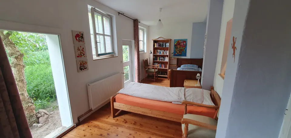 Zweites Schlafzimmer mit zwei Einzelbetten und Bücherregal
